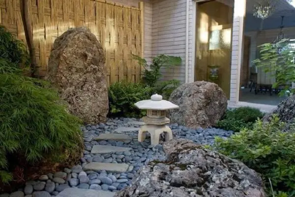 O caminho entre a casa e o quintal pode ficar ainda mais aconchegante com a presença de um Jardim Japonês