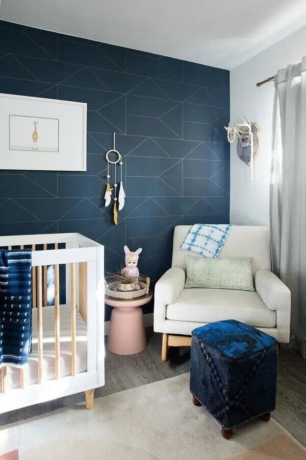 Papel de parede na cor azul marinho para decoração de quarto de quarto de bebê moderno. Fonte: Planete Deco