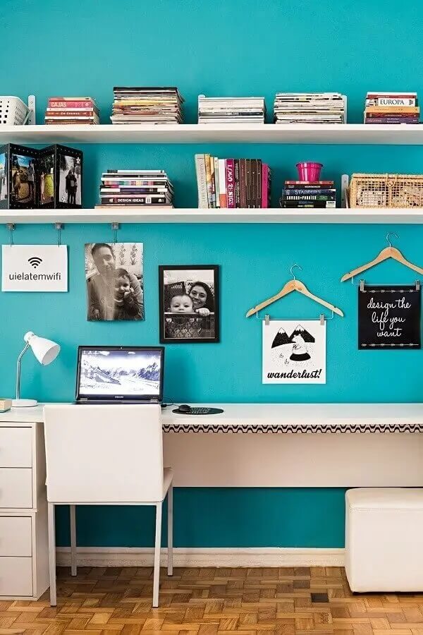 Parede na cor azul turquesa para decoração de home office simples. Fonte: Ana Carolina Campos Franca