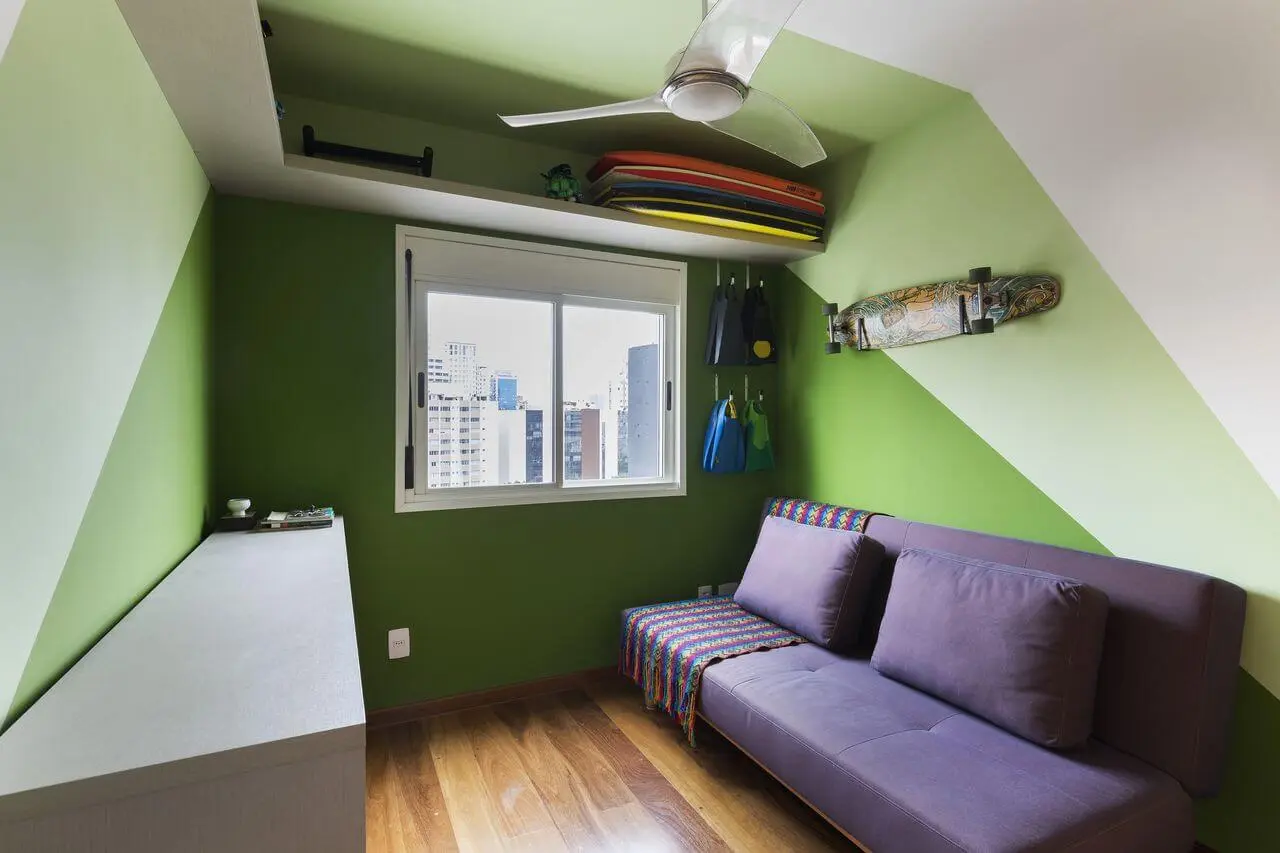 Paredes verdes, ventilador de teto e sofá roxo. Fonte: MIS Arquitetura e Interiores