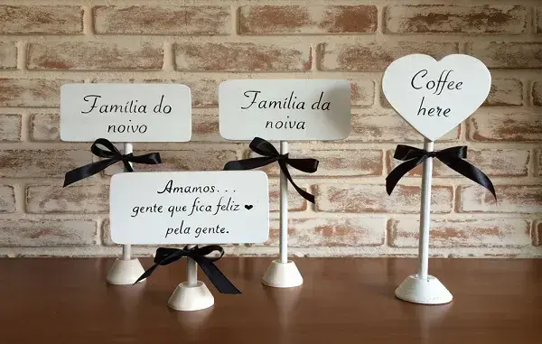 Creative Plaquinhas for decoration of the guest tables