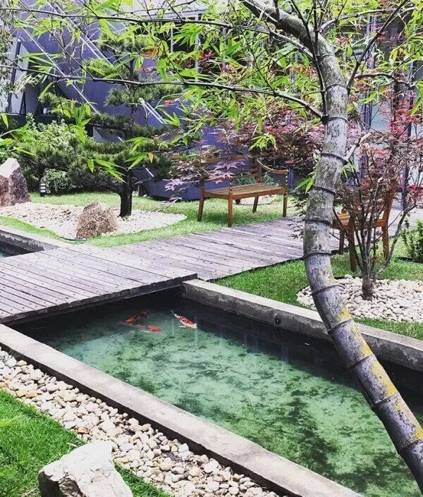 Ponte de madeira e lago com carpas compõem o Jardim Japonês