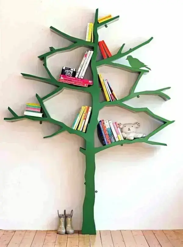 Prateleira para livros em formato de árvore na cor verde