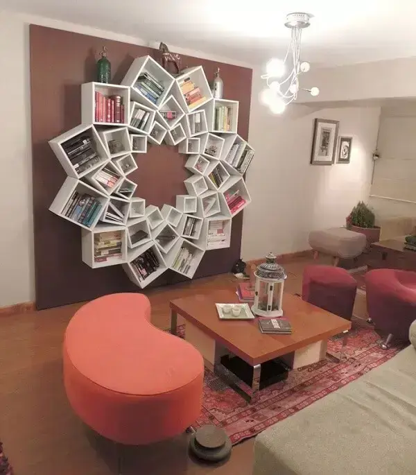 Prateleira para livros com design de flor encanta a decoração da sala de estar