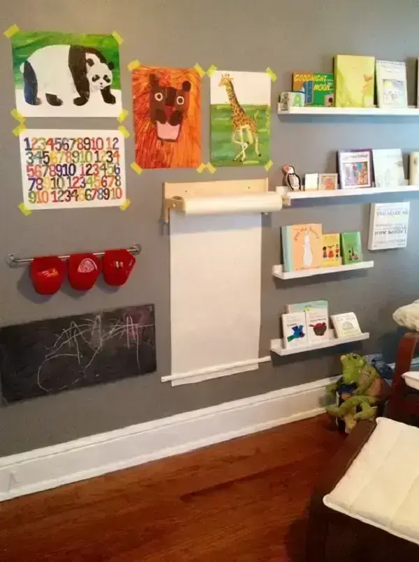 Prateleira para livros infantil e rolo de papel de parede