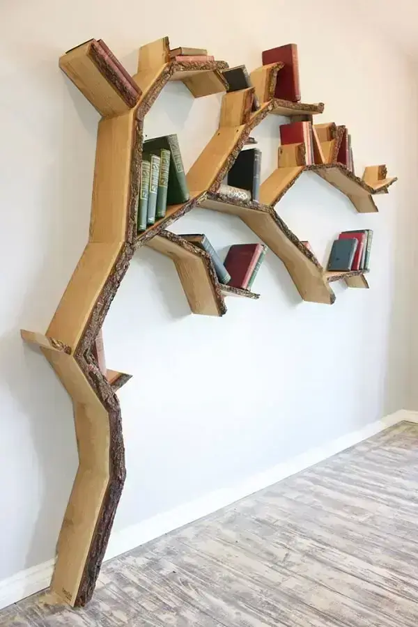 Prateleiras para livros de madeira em formato de árvore, trazendo o estilo rústico para a decoração
