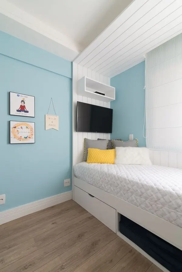 Projeto de dormitório com piso vinílico e cama com gaveta. Fonte: Danyela Corrêa