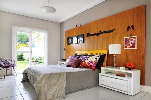 Quarto de casal moderno - quarto com painel de madeira com quadros