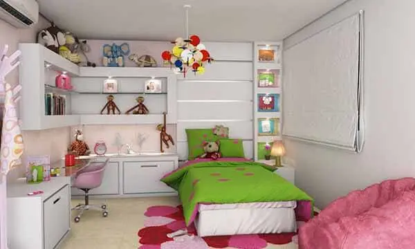 Quarto infantil planejado com móveis brancos e acessórios coloridos