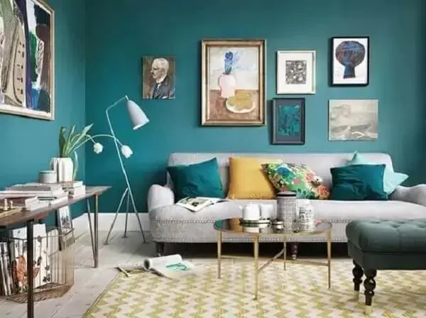 Sala de estar cheia de charme mesclando os tons de azul turquesa e amarelo. Fonte: Dcore você