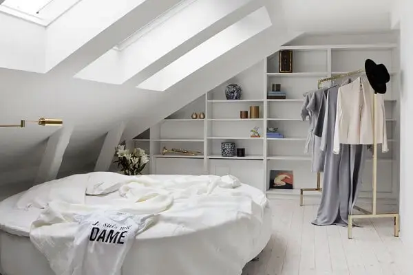 Sótão com quarto minimalista e cama redonda