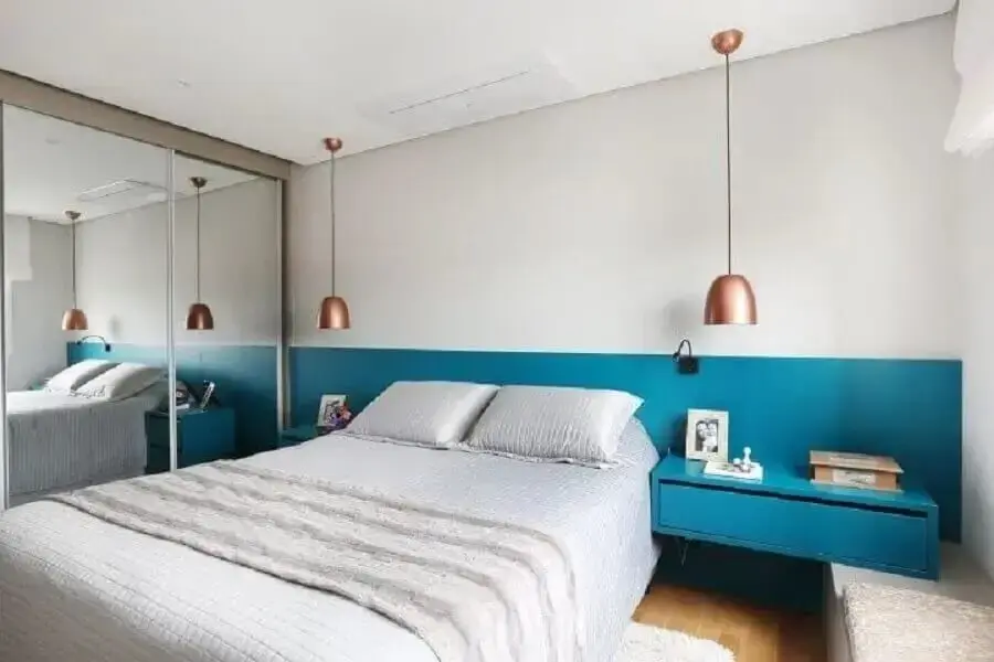 Tons de azul turquesa para decoração de quarto de casal simples com guarda roupa espelhado. Fonte: Esther Zanquetta