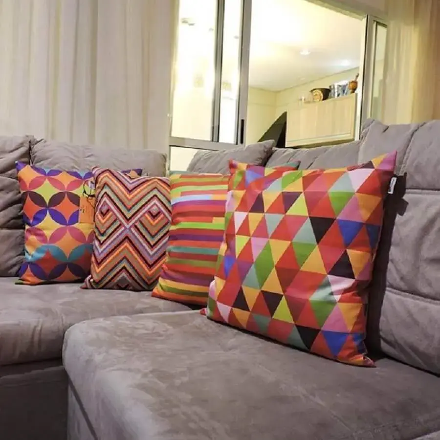 almofadas coloridas e estampadas para sofá cinza Foto Pop Art Design
