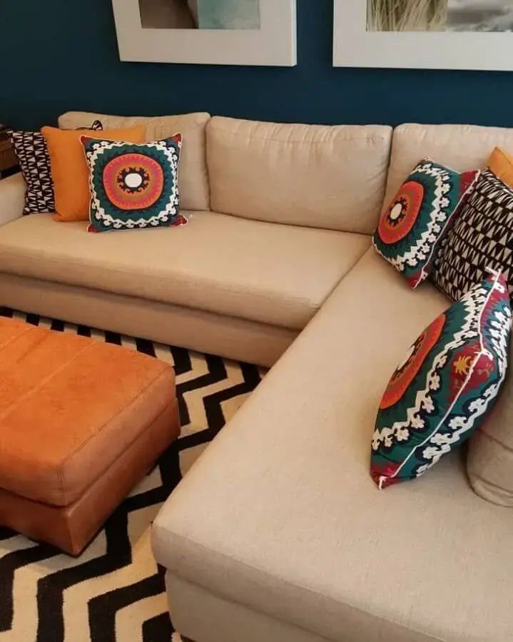 almofadas coloridas para sofá bege Foto Fatima de Faria