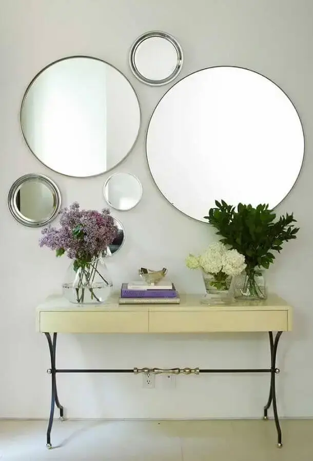 ambiente decorado com espelhos redondos com tamanhos diferentes Foto Gutiérrez Larre