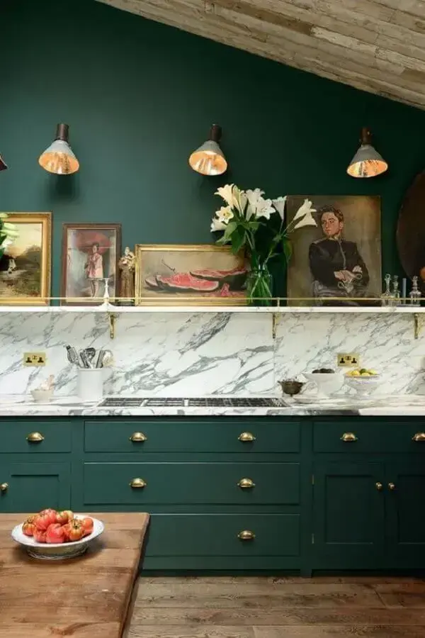 armários de cozinha em tons de verde escuro com puxadores dourados Foto Pinterest