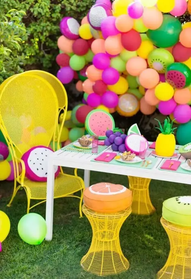 arranjo com balões colorido para decoração de festa na piscina Foto Pinterest