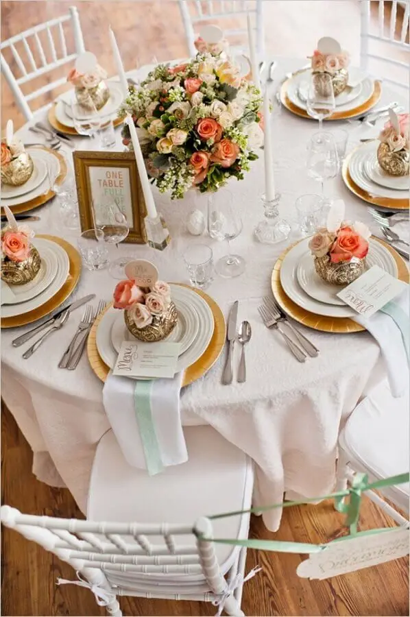 arranjo de rosas para decoração de mesa em bodas de diamante Foto Come Piace a Te