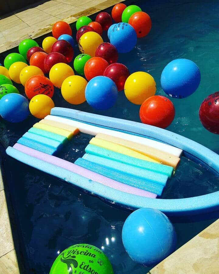 bolas coloridas para decoração de festa na piscina Foto Apaixonarte’s Personalizados
