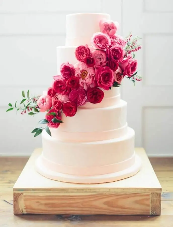 bolo decorado com rosas para aniversário de casamento bodas Foto Weddbook