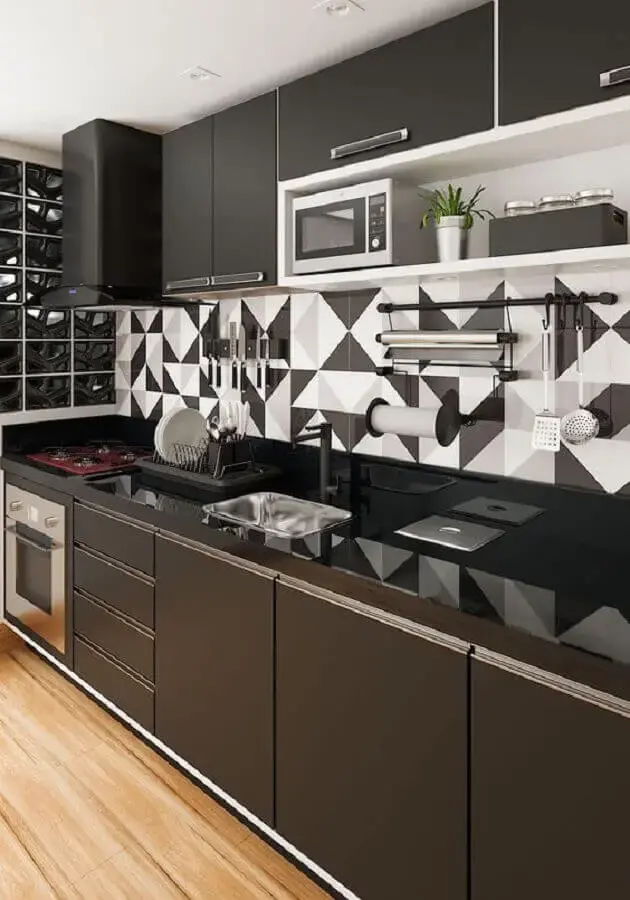 Cozinha preta decorada com móveis planejados