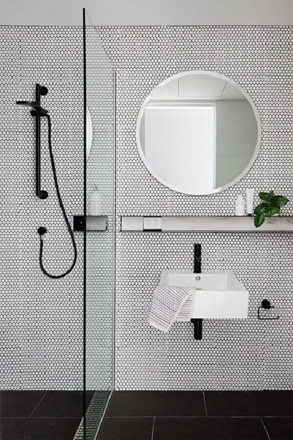 decoração clean com espelho redondo para banheiro preto e branco Foto Báo Mới