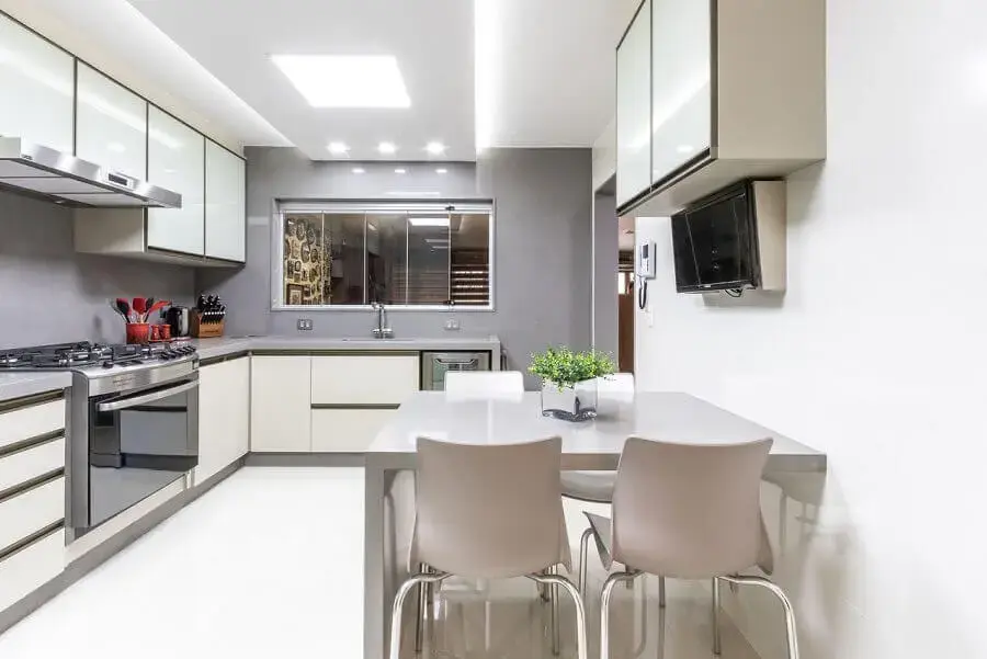 decoração clean para cozinha branca e cinza com móveis planejados Foto Mauren Buest