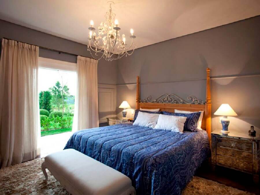decoração clássica com lustre para quarto de casal Foto Maurício Karam