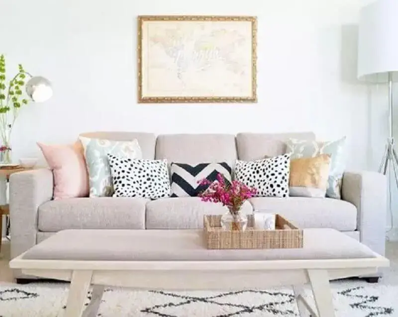 decoração clássica em tons neutros com almofadas coloridas para sofá Foto Lindsay Letters