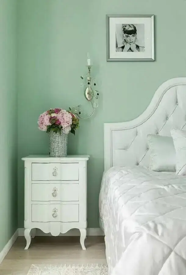 decoração clássica para quarto decorado em tons de verde claro Foto Pinterest