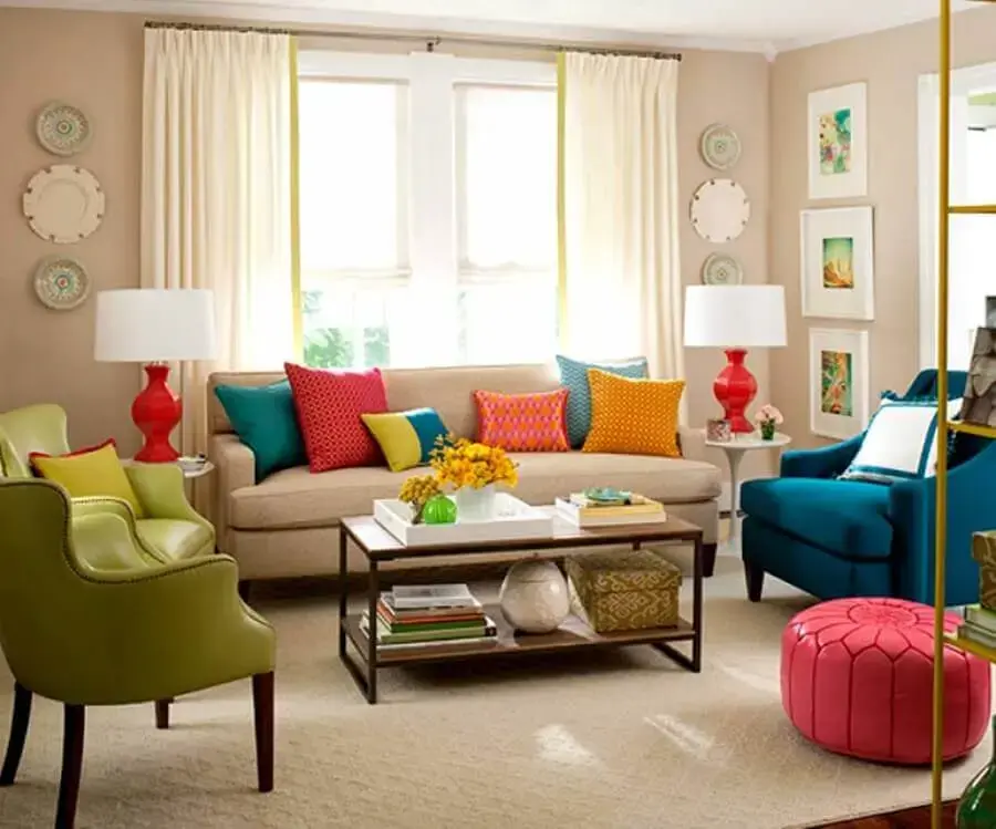decoração clássica para sala com almofadas coloridas Foto VilingStore