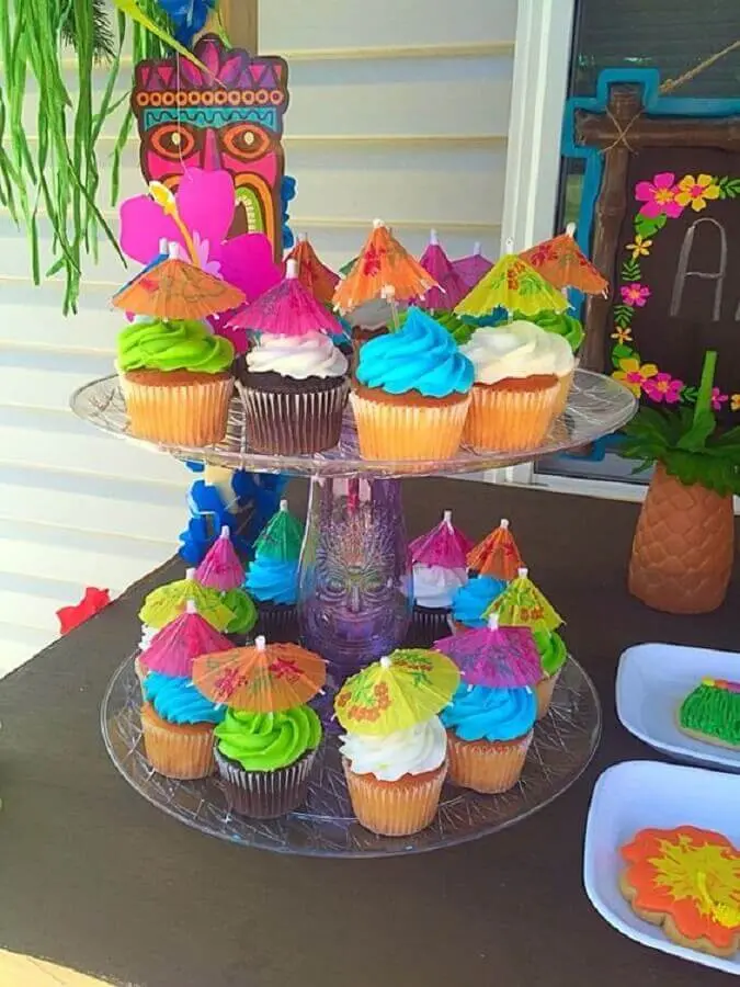 decoração colorida para cupcakes de festa na piscina Foto Smart Reviews