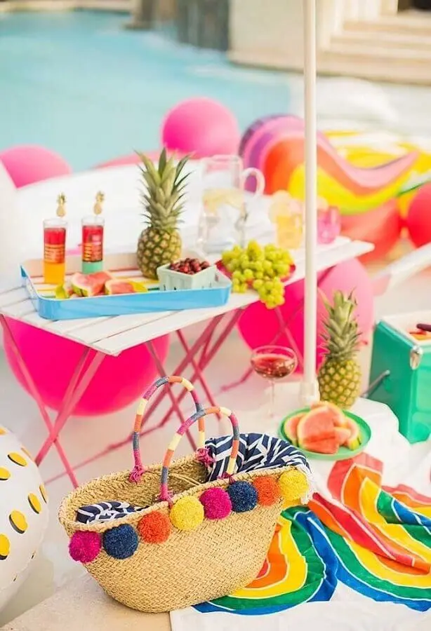 decoração colorida para festa na piscina Foto Pinterest