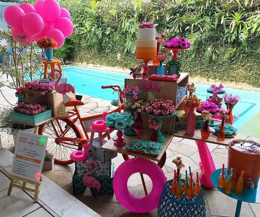 decoração colorida para mesa de bolo festa na piscina Foto Letícia Melgaço