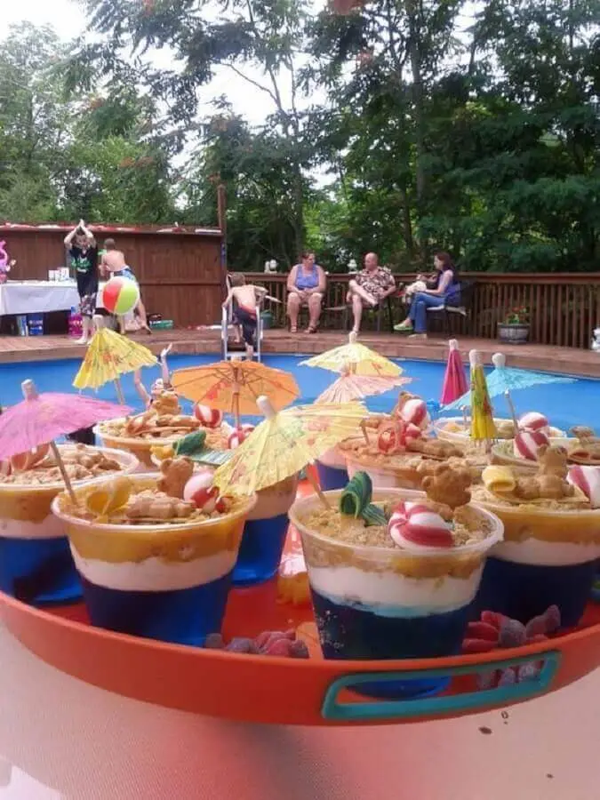 decoração com comidas personalizadas para festa na piscina Foto Hasshe