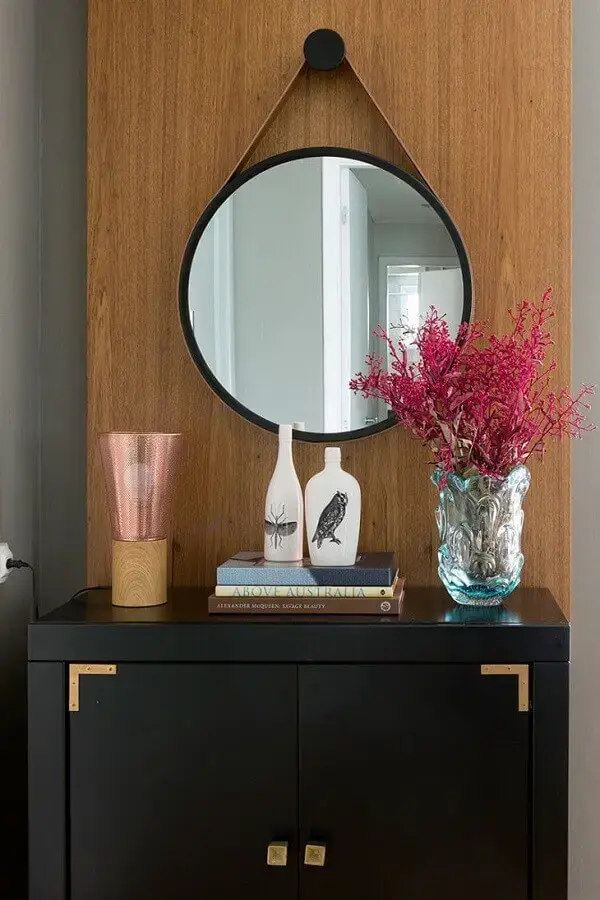 decoração com espelho redondo com couro Foto Casa de Valentina