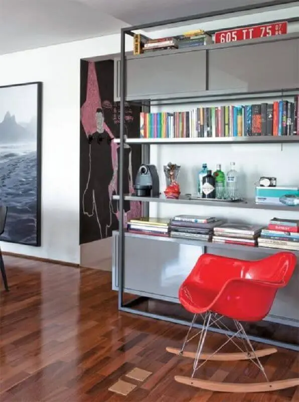 decoração com estante para livros cinza e cadeira vermelha Foto Dolce Casa Studio