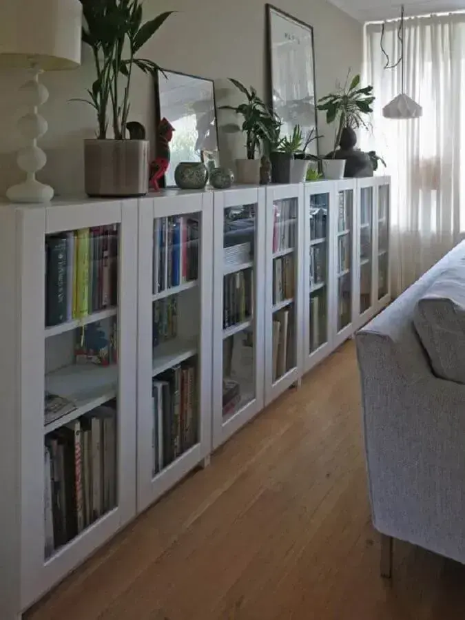 decoração com estante para livros com porta de vidro Foto Door Decorate
