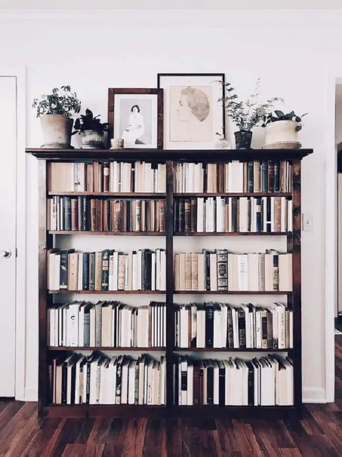 decoração com estante pequena para livros de madeira Foto We Heart It