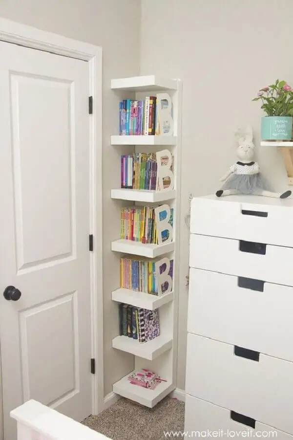 decoração com estantes para livros de parede Foto GooDSGN