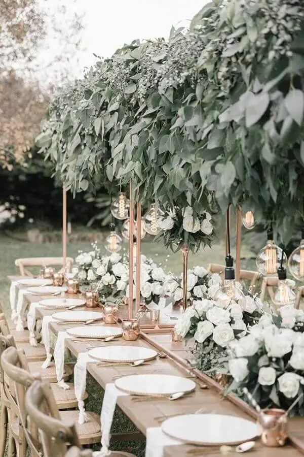 decoração com folhagens e flores brancas para bodas de casamento Foto Pinterest