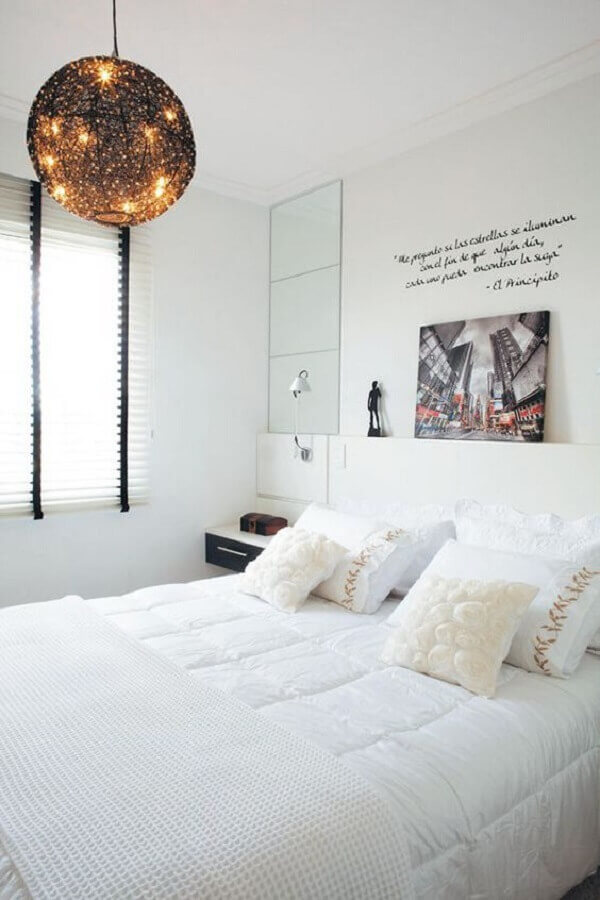 decoração com lustre moderno para quarto de casal todo branco Foto Pinterest