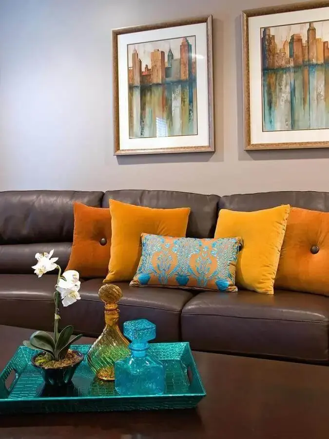 decoração com sofá marrom com almofadas coloridas Foto Home Ideas