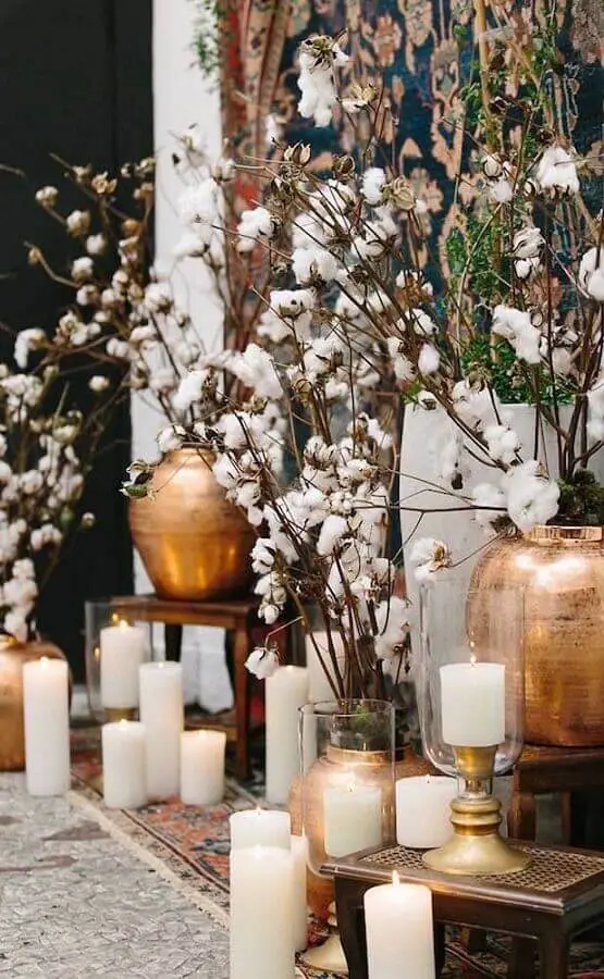 decoração com velas para bodas de algodão com detalhes em dourado Foto WeddingOmania
