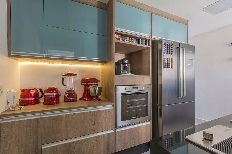 decoração cozinha pequena e moderna com móveis planejados em azul turquesa Foto Idealizzare Arquitetos -Consultoria em projetos