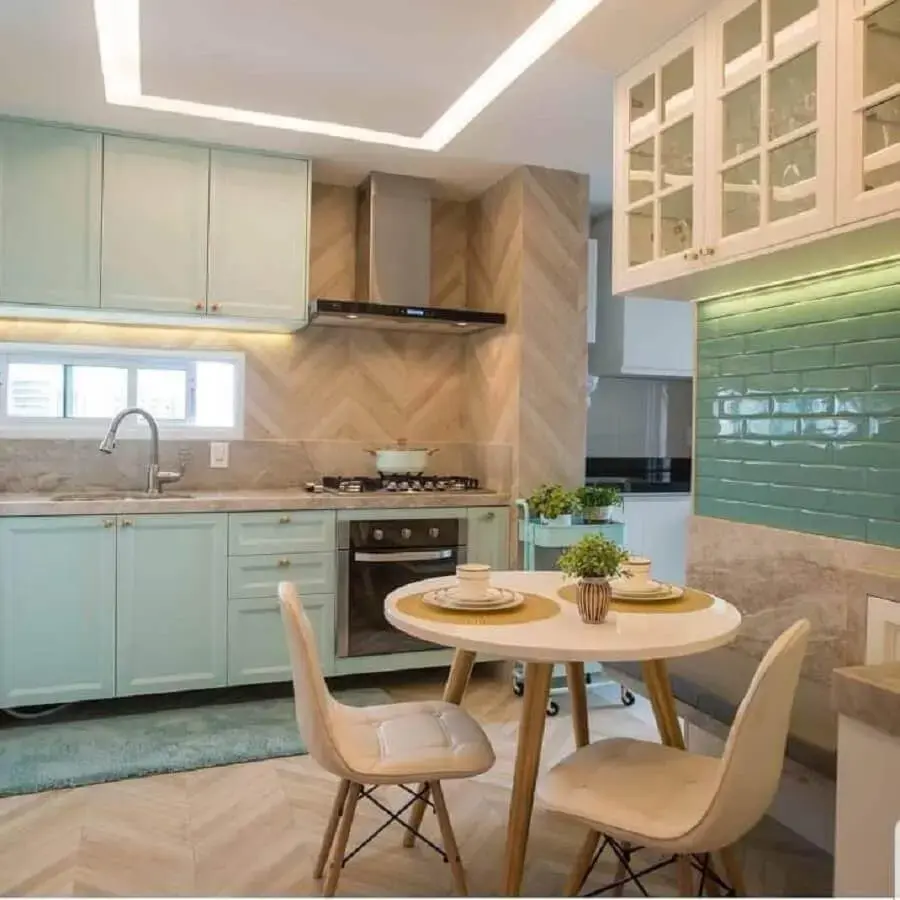 decoração de cozinha com móveis planejados com design clássico Foto RM Arquitetura