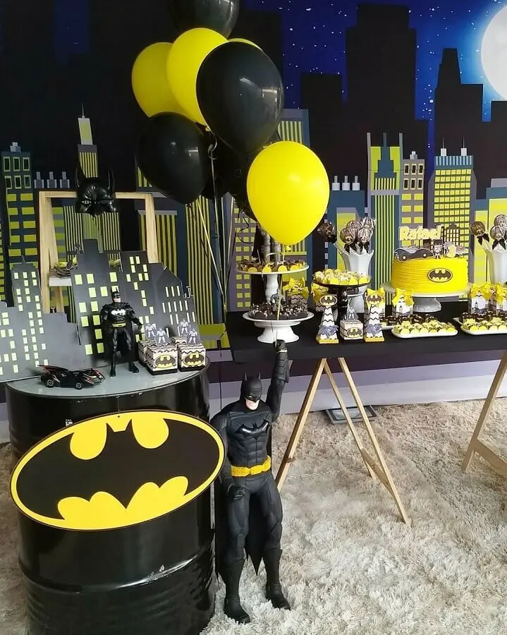 decoração de festa do batman com boneco grande Foto Larth Festas e Eventos