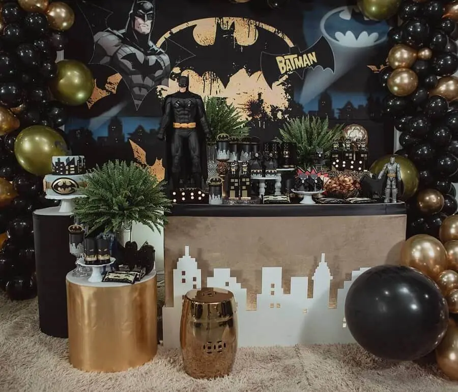 decoração de festa do batman com detalhes em dourado Foto Encantarte Decorações