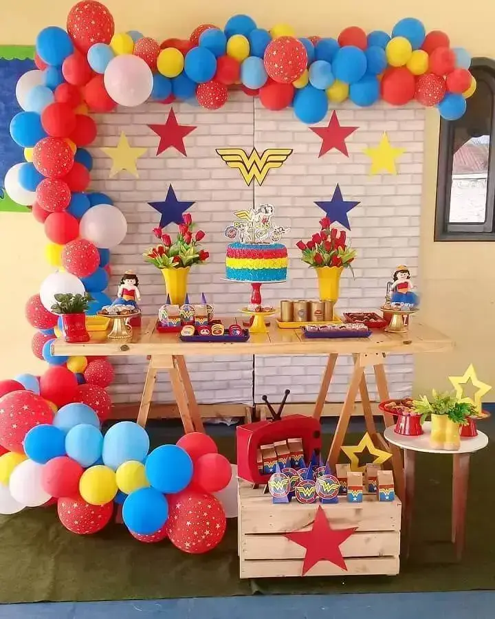 decoração de festa infantil simples com balões coloridos e mesa cavalete Foto Aragão Eventos