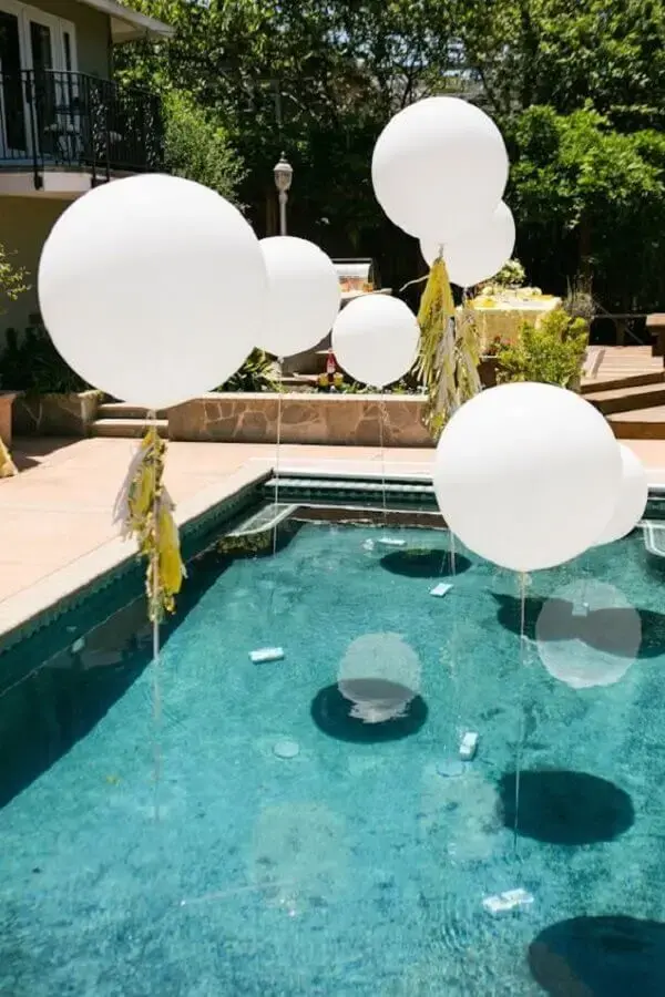 decoração de festa na piscina com balões brancos Foto Wedding Ideas